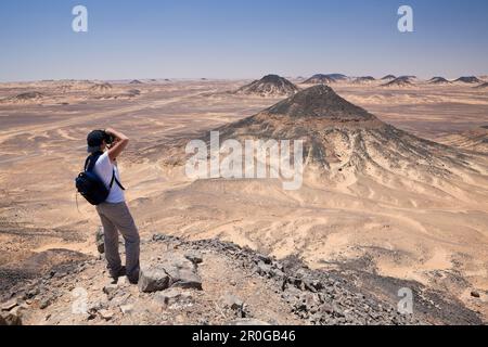 Turista a Black Desert, Egitto, deserto libico Foto Stock