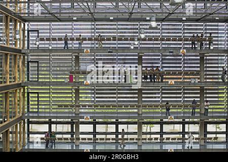 Visitatori all'interno di un edificio, Expo Park, Hannover, bassa Sassonia, Germania Foto Stock