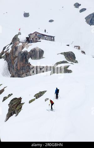 Due sciatori di fondo nei pressi della baita Albert Heim, Alpi Urner, Canton Uri, Svizzera Foto Stock