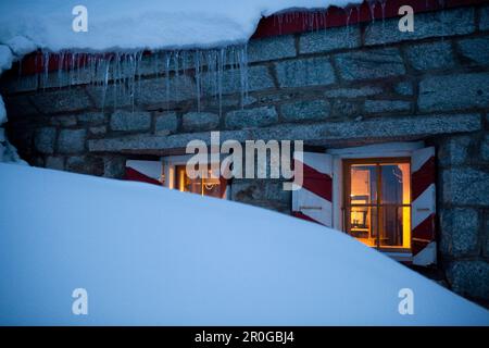 Albergo di montagna innevato Cabane de l'A Neuve, Val Ferret, Canton Vallese, Svizzera Foto Stock