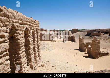 Necropoli di al-Bagawat nel cimitero Charga oasi nel deserto libico, Egitto Foto Stock