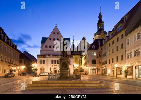 Mercato con municipio e monumento di Martin Luther, patrimonio culturale mondiale dell'UNESCO, Eisleben, Sassonia-Anhalt, Germania, Europa Foto Stock