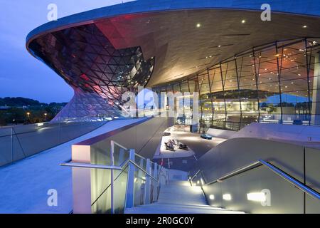 BMW World, costruito 2003 - 2007 da Coop Himmelblau, Monaco di Baviera, Germania, Europa Foto Stock