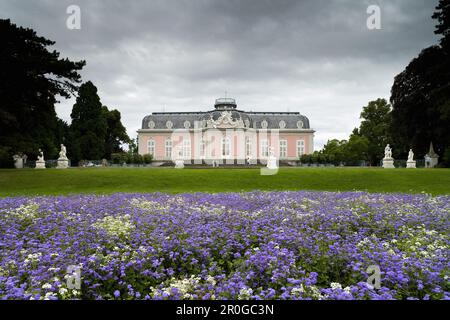 Il castello di Benrath, stile Rococò residenza estiva, vicino a Duesseldorf, nella Renania settentrionale-Vestfalia, Germania, Europa Foto Stock