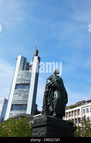 Rossmarkt con il monumento di Goethe, Commerzbank Tower sullo sfondo, Francoforte sul meno, Assia, Germania Foto Stock