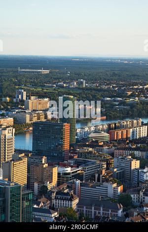 Vista ad alta angolazione del Porto Occidentale con la Westhafen Tower, come un tipico vetro di sidro, Francoforte sul meno, Assia, Germania Foto Stock