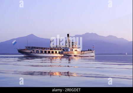 Battello a vapore Ludwig Fessler costruito nel 1926 sul lago di Chiemsee al sole di sera, Chiemgau, Baviera, Germania, Europa Foto Stock