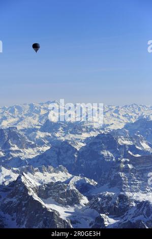 Mongolfiera che vola in alto sulle Dolomiti e sulla gamma dei Tauri con Grossglockner, foto aerea, Dolomiti, Veneto, Italia, Europa Foto Stock