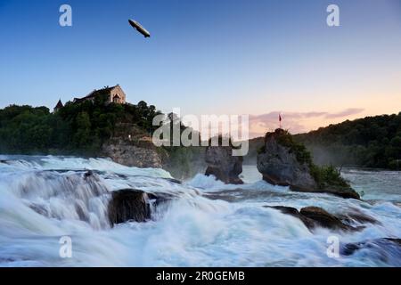 Zeppelin sulle cascate del Reno vicino a Schaffhausen al tramonto, castello di Laufen, Alto Reno, Canton Schaffhausen, Svizzera, Europa Foto Stock