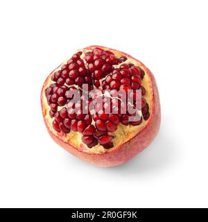Melograno maturo sbucciato su uno sfondo bianco vista dall'alto primo piano. Grande frutta di melograno aperta con grani grandi maturi isolati. Foto Stock
