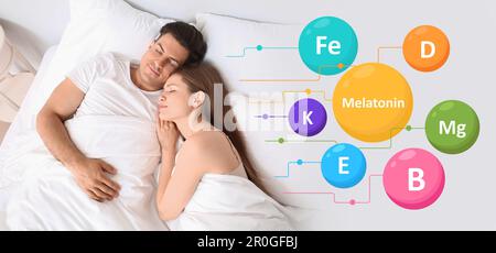 Banner con coppia sdraiata a letto e set di micronutrienti per un sonno sano Foto Stock
