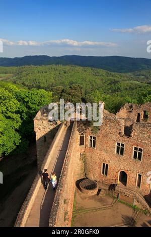 Coppia sul muro tra il nord e la torre orientale, Auerbach castello, nei pressi di Bensheim, Hessische Bergstrasse, Assia, Germania Foto Stock