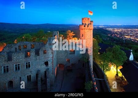 Vista dal castello illuminato di Auerbach vicino a Bensheim al fiume Reno, Hessische Bergstrasse, Assia, Germania Foto Stock