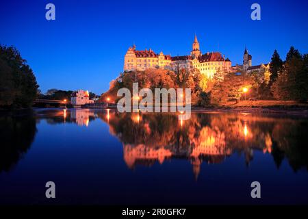 Castello di Sigmaringen di notte, Parco Naturale dell'Alto Danubio, fiume Danubio, Baden-Württemberg, Germania Foto Stock