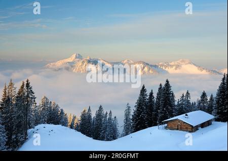 Rifugio alpino innevato con Risserkogel, Plankenstein, Setzberg e Wallberg sullo sfondo, Rotwand, Spitzing area, Prealpi Bavaresi, Bavarese A. Foto Stock