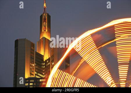 Alto edificio e ruota dei traghetti, Francoforte sul meno, Assia, Germania Foto Stock