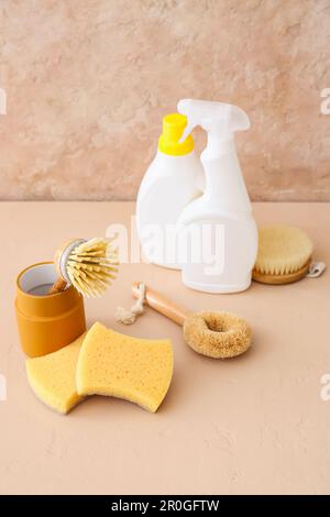 Set di prodotti per la pulizia naturale su sfondo beige Foto Stock