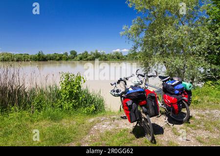 Le biciclette con sella-sacchetti vicino al fiume Isar banca, Landau, Isar percorso ciclabile, Bassa Baviera, Germania Foto Stock