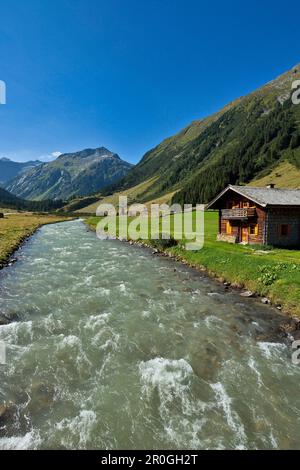 Vista panoramica di Krimmler Achental con Krimmler Tauernhaus, Salzburger Land, Austria Foto Stock