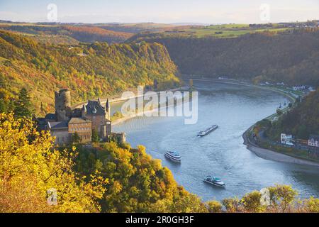 Katz castello, Lorelei roccia sullo sfondo, San Goarshausen, Renania-Palatinato, Germania Foto Stock