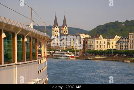 Vista sul fiume Reno fino a St Severus chiesa, Boppard, Renania-Palatinato, Germania Foto Stock