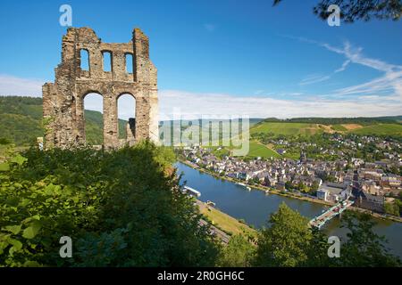 Vista dalla rovina del castello di Grevenburg sul fiume Mosella a Traben-Trarbach, Renania-Palatinato, Germania Foto Stock