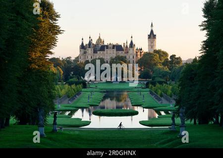 Vista sul parco del castello fino al castello di Schwerin, Schwerin, Meclemburgo-Pomerania anteriore, Germania Foto Stock