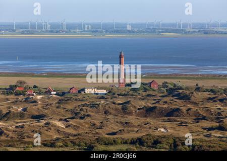 Grande faro di Norderney, parco eolico sullo sfondo, isola di Norderney, bassa Sassonia, Germania Foto Stock