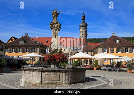 Fontana sul mercato, castello sullo sfondo, Weikersheim, valle Tauber, Baden-Wuerttemberg, Germania Foto Stock