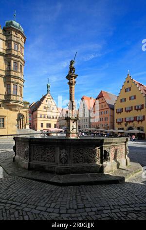 Fontana di San George e il municipio in piazza del mercato, Rothenburg ob der Tauber, Franconia, Baviera, Germania Foto Stock