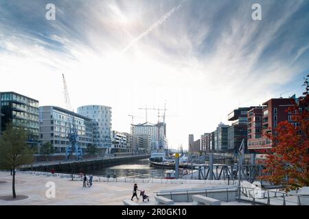 Vista dalle terrazze di Magellano verso Sandtorkai (ri.) E Kaiserkai (le.), Sandtorhafen, città portuale, città anseatica di Amburgo, Germania, Europa Foto Stock