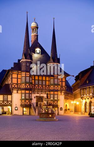 Piazza del mercato con case a graticcio e municipio a Wernigerode, Harz montagne, Sassonia Anhalt, Germania, Europa Foto Stock