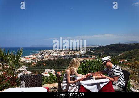 Matura in un ristorante, Old Platanias, Platanias, prefettura di Chania, Creta, Grecia Foto Stock