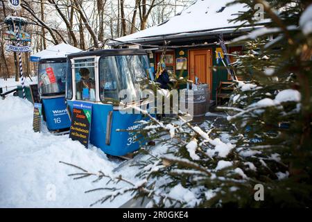 Coperte di neve beer garden con gondole Foto Stock