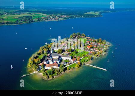 Veduta aerea dell'Abbazia di Frauenchiemsee, Fraueninsel sullo sfondo con Herrenchiemsee sul lato sinistro, Chiemsee, Chiemgau, alta Baviera, Bavar Foto Stock