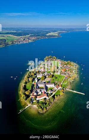 Veduta aerea dell'Abbazia di Frauenchiemsee, Fraueninsel sullo sfondo con Herrenchiemsee sul lato sinistro, Chiemsee, Chiemgau, alta Baviera, Bavar Foto Stock