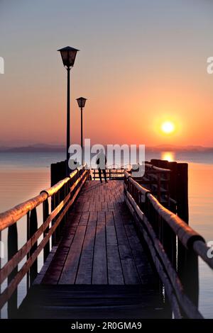 Pontile in legno in Chieming, Chiemsee, Chiemgau, Alta Baviera, Baviera, Germania Foto Stock