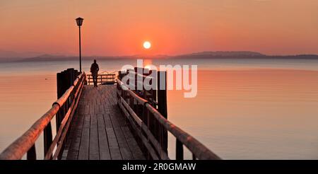 Pontile in legno in Chieming, Chiemsee, Chiemgau, Alta Baviera, Baviera, Germania Foto Stock