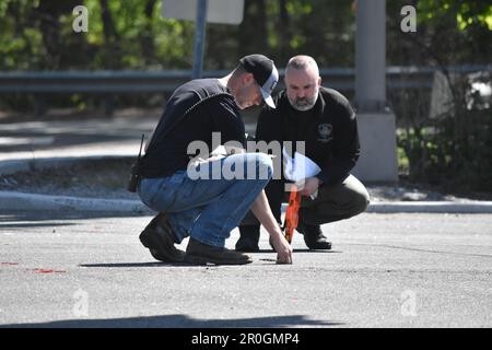 Gli agenti di polizia e gli investigatori della scena del crimine cercano le prove e raccolgono gli indizi all'incidente mortale del lunedì mattina. Un incidente fatale si è verificato tra un'auto e un camion dei rifiuti sulla Route 23 Northbound in Pequannock Township. Una persona è morta dopo un incidente che si è rivelato fatale Lunedi mattina a Pequannock Township. Pequannock polizia dire il conducente del camion spazzatura e un buon Samaritano entrambi rimosso l'uomo inconscio dalla Chevy Traverse prima dell'arrivo dei soccorritori. Gli sforzi di salvataggio non hanno avuto successo. Nessun passeggero è stato coinvolto nell'incidente fatale. Foto Stock