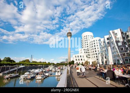 Edifici moderni sotto il cielo nuvoloso, Neuer Zollhof, Frank O. Gehry, Media Harbour, Düsseldorf, Duesseldorf, Renania settentrionale-Vestfalia, Germania, Europa Foto Stock