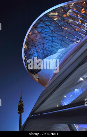 BMW World di notte, Olympiaturm in background, Monaco di Baviera, Germania Foto Stock