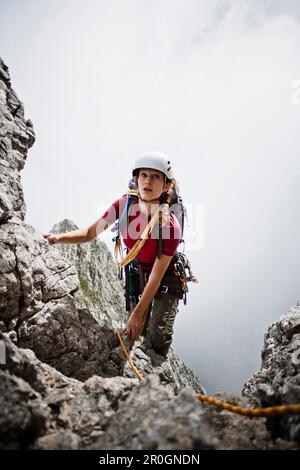 Alpinista femmina a Kopftoerlgrat, Ellmauer Halt, Kaiser Mountain Range, Tirolo, Austria Foto Stock