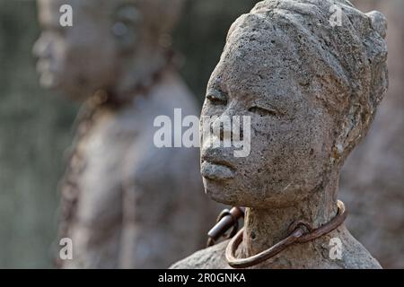 Monumento alla schiavitù di Clara Soenaes presso il sito storico del mercato degli schiavi vicino alla Cattedrale Anglicana, Stonetown, Zanzibar City, Zanzibar, Tanza Foto Stock