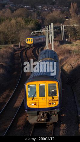 2 treni bimodali flessibili classe 769 Northern Rail che passano allo svincolo di Lostock, l'estremità della sezione elettrificata durante il funzionamento a diesel. Foto Stock