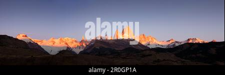 Cerro Torre e Mt. Fitz Roy alle prime luci dell'alba, parco nazionale Los Glaciares, vicino a El Chalten, Patagonia, Argentina Foto Stock