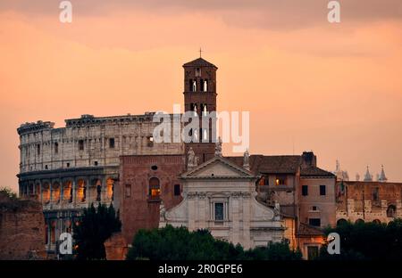 Basilica di Santa Maria in Cosmedin e Colosseo nel retrogusto, Roma, Lazio, Italia Foto Stock
