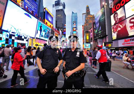 Due poliziotti, Times Square, Manhattan, New York City, USA Foto Stock