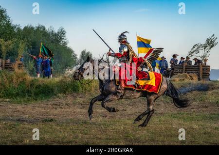 Gniew, Polonia, 2020 agosto Hussar polacco alato, cavalleria pesante, in piena galoppo con spade fuori. Rievocazione storica Battaglia della guerra svedese polacca di Gniew Foto Stock