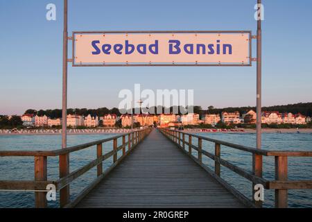 Vista dal molo sul lungomare alla luce del sole del mattino, località balneare di Bansin, isola di Usedom, Mar Baltico, Meclemburgo-Pome occidentale Foto Stock