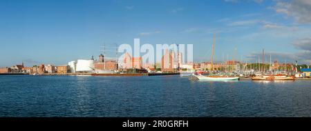 Vista panoramica con Ozeaneum, magazzini e barche a vela al porto, chiesa di San Nicola sullo sfondo, Stralsund, Mar Baltico, Meclemburgo-Ovest Foto Stock